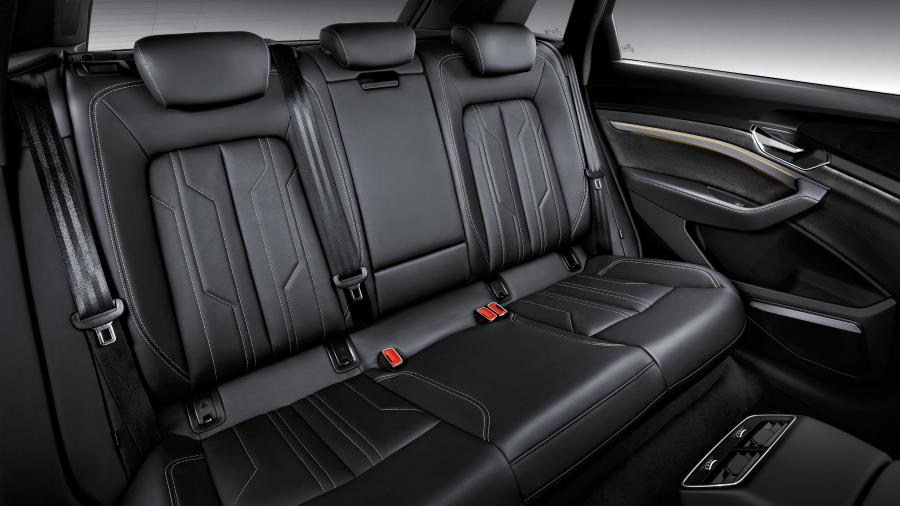 Интерьер Audi e-tron 55 Quattro 2019 года  (WW) (фото 17 из 452)